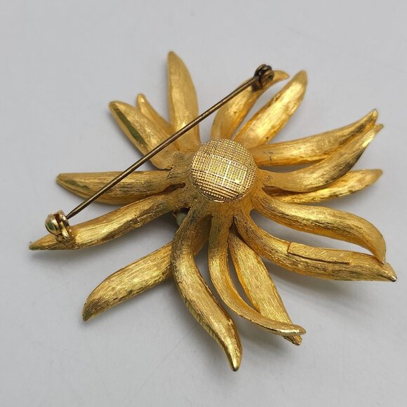 Vintage Richelieu Gold Tone Flower Brooch With Faux Pearls Clear Rhinestones - Picture 3 of 5